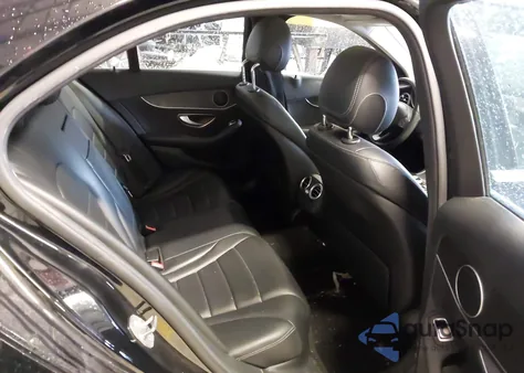 2016 Mercedes-Benz C 300 4Matic z USA, uszkodzony, nr VIN 55SWF4KB6GU171070